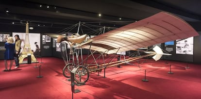 Sala de la muestra &#039;Cartier in motion&#039;, donde se expone una r&eacute;plica de uno de los aviones ideados por Santos-Dumont. 