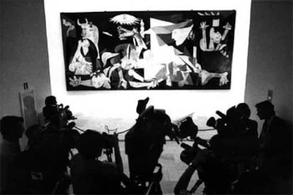 Imagen del <i>Guernica</i> a su llegada a su nueva ubicación, el Museo Reina Sofía, el 26 de julio de 1992.