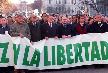 Multitudinaria manifestación contra ETA en Madrid, el 23 de enero de 2000, en repulsa por el primer atentado tras la tregua que costó la vida al teniente coronel Pedro Antonio Blanco. Portando la pancarta, en la cabecera, de izquierda a derecha, José María Álvarez del Manzano, alcalde de Madrid; Felipe González, expresidente del Gobierno; Leopoldo Calvo Sotelo, expresidente del Gobierno; Adolfo Suárez, expresidente del Gobierno; Joaquín Almunia, líder del PSOE; José María Aznar, presidente del Gobierno y Javier Arenas, secretario general del PP.