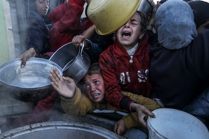 La gente se reúne para recibir comida del comedor social de Rafah, (Franja de Gaza), 2 de enero de 2025