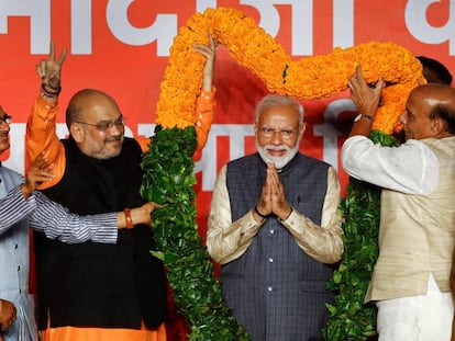 O primeiro-ministro indiano, Narendra Modi (no centro), comemora sua vitória nas eleições gerais