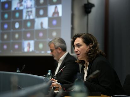 La alcaldesa Ada Colau y el teniente de alcalde Jaume Collboni, durante un pleno del Ayuntamiento de Barcelona.