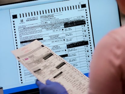 Una trabajadora electoral del condado de Maricopa (Arizona) verifica una papeleta en una pantalla.