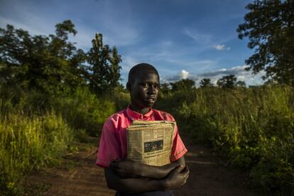 El implacable sol africano confiere al rostro de Harriet, de 15 años, un fulgor de una pureza casi celestial. Transmite la elegancia sutil de una bailarina, quizá porque al andar sus pies no llegan a posarse del todo en la tierra. Como el resto de sus compañeras del colegio al que acude en Adjumani, una región rural del norte de Uganda que hace frontera con Sudán del Sur, lleva la cabeza rapada casi al cero. Dice que lo hace por comodidad pero posiblemente también para evitar comentarios desagradables de los chicos. El machismo en este país africano, donde una media de 26 mujeres son violadas a diario, es una realidad lacerante para las chicas desde edades muy tempranas.