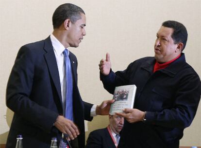 El presidente venezolano Hugo Chávez regaló a Barack Obama "Las venas abiertas de América Latina", una obra muy crítica del imperialismo estadounidense, durante la V Cumbre de las Américas.