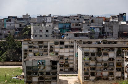 Nichos y casas del cementerio y colonia La Verbena.