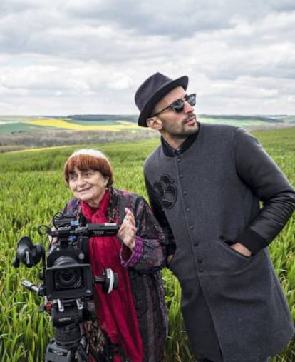 JR posa junto a Agnès Varda, con quien ha codirigido el documental ‘Caras y lugares’. Tras las gafas negras, la del artista es un misterio.