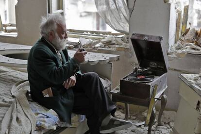 Mohamed Mohiedine Anis, de 70 años, fuma en su pipa en su habitación destruida en el barrio de al-Shaar,en la ciudad de Alepo, Siria.