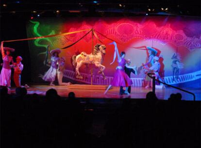 Espectáculo de cintas y caballitos en el teatro del crucero <b><i>Crystal Symphony.</b></i>
Postre de montaña de frutas.