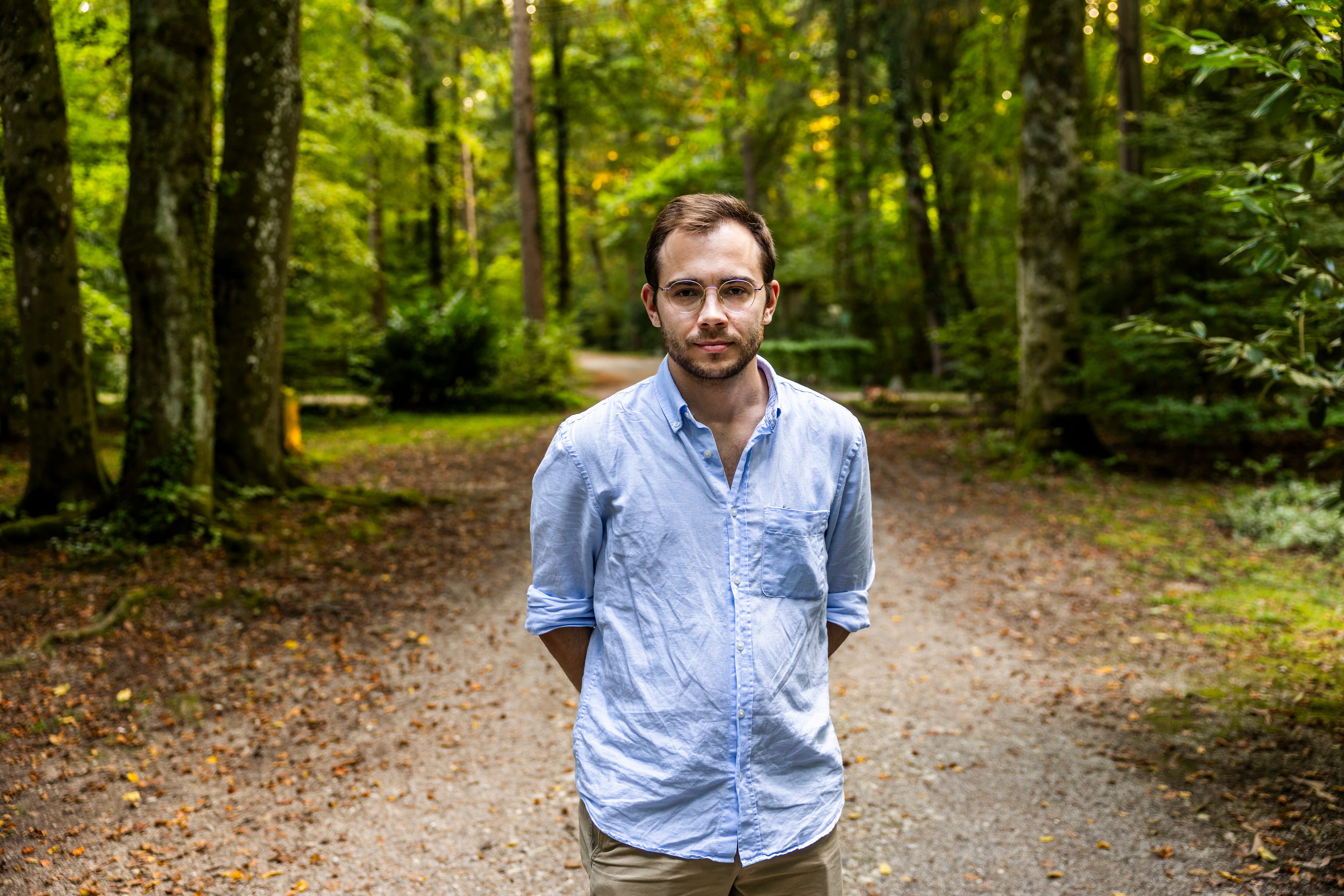 El ciudadano ucranio Ostap visitaba la tumba del líder nacionalista ucranio Stepan Bandera el pasado 21 de septiembre, en el cementerio Waldfriedhof, de Múnich.