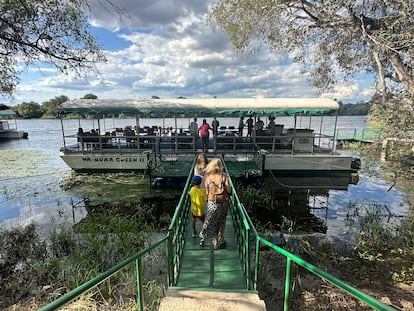 Paseo en barco por el río Zambeze.