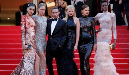 De izquierda a derecha: las modelos Neelam Gill, Doutzen Kroes, el diseñador de Balmain Olivier Rousteing, y las también modelos Lara Stone, Irina Shayk y Maria Borges. Los seis crearon una gran expectación con su pose grupal en la alfombra roja de la 70º edición del Festival de Cannes.