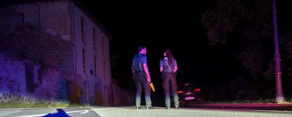 Dos agentes de la Guardia Civil cortan anoche la carretera que lleva a la casa del atrincherado en Turieno.