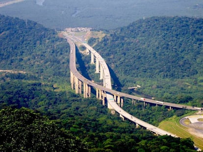 Vista de la carretera de los Inmigrantes en Sao Paulo (Brasil). 