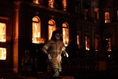 El siniestro se inició hacia las 19.30 locales, por causas por el momento desconocidas, cuando ya había cerrado las puertas al público.