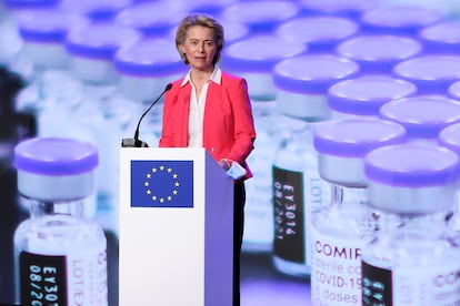 La presidenta de la Comisión Europea, Ursula Von der Leyen, durante una visita a la sede de la farmacéutica Pfizer en Puurs (Bélgica), el 23 de abril.