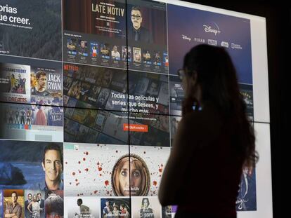 Una joven contempla una pantalla gigante con distintas plataformas de televisión 'online'.