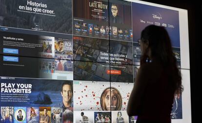 Una joven contempla una pantalla gigante con distintas plataformas de televisión 'online'.