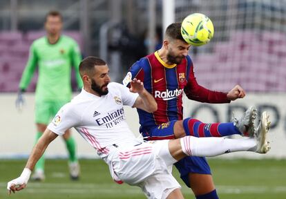 Karim Benzema y Gerard Piqué, en un momento del Clásico disputado en el Camp Nou.