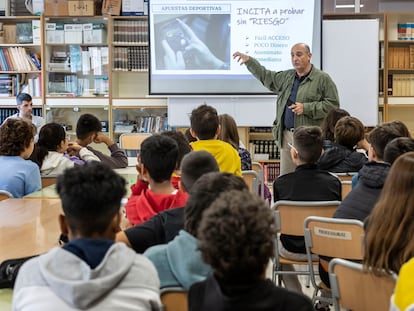 Juan Colomina, director de Reconecta Conductas, durante una charla en un instituto de Valencia.