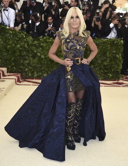 Donatella Versace escolheu, é claro, um vestido da sua marca. Ela foi uma das anfitriãs do evento junto com Amal Clooney e Rihanna.