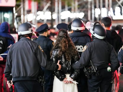 Estudiantes detenidos el martes en la Universidad de Columbia, en Nueva York (EE UU), por protestar contra la guerra en Gaza.