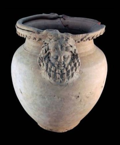 Vasija o sítula crateriforme reutilizada como contenedor funerario en El Olivillo.