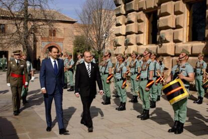 Zapatero y Marcinkiewicz pasan revista a soldados de la Legión en el Palacio de Carlos V.