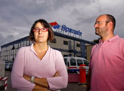 Pilar Perelló y Luis Tejada, trabajadores de Spanair, ayer, en Palma de Mallorca.