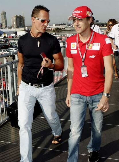 Luca Badoer (a la derecha) y Michael Schumacher.