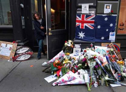 Flores a la puerta del edificio en el que murió Heath Ledger.