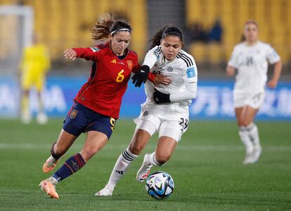 Aitana Bonmatí conduce el balón ante la costarricense Alexandra Pinell.