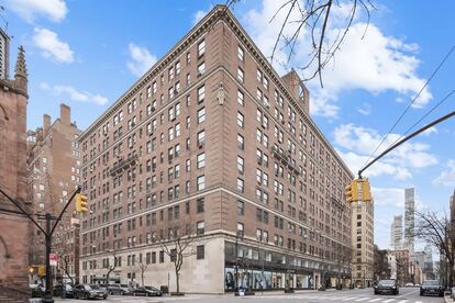 Este edificio en el número 30 de East 71 Street se encuentra la residencia donde Joan Didion vivió hasta su fallecimiento en 2021. Cortesía Real Estate Production Network for Sotheby’s International Realty.