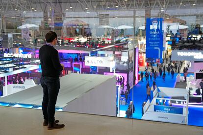 Un visitante observa uno de los pabellones del Mobile World Congress, el mayor evento de tecnología móvil del mundo, que prevé atraer a más de 80.000 congresistas.
