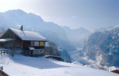 Wengen (Suiza)

¿Qué tal celebrar el Año Nuevo en una cabaña digna de postal de Navidad? En invierno este destino es una zona perfecta para hacer esquí, deportes multiaventura y excursiones en plena naturaleza.

 