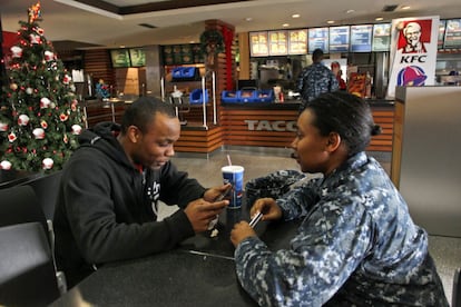 Un administrtivo y una militar americanos en un restaurante de la Base.