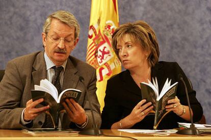 La ministra de Educación, María Jesús San Segundo, y el secretario general de Educación, Alejandro Tiana.