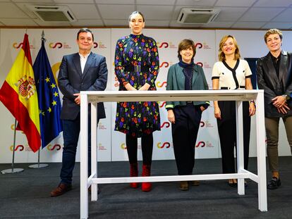 De izquierda a derecha, Víctor Francos, presidente del CSD; Lucila Pascua, presidenta de la Asociación de Jugadoras; Carmen Muguruza, presidenta de la Asociación de Clubes; Pilar Alegría, ministra de Educación, Formación Profesional y Deportes; y Elisa Aguilar, presidenta de la Federación de Baloncesto, en la firma del convenio.