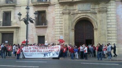 Cerca de un centenar de extrabajadores de RTVV se ha concentrado esta mañana ante las puertas del TSJCV, donde se celebra el juicio por el ERE que despidió a 1.198 empleados.