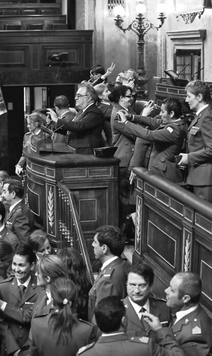 07-05-2014 Varios guardias civiles hacen fotos desde la tribuna de oradores, durante su visita al Congreso de los Diputados, para celebrar el XXV aniversario del ingreso de la primera mujer en el cuerpo.