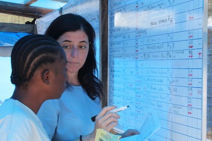 La doctora italiana Roberta Petrucci actualiza la lista de pacientes de ébola en Foya, al norte de Liberia. Allí, Médicos sin Fronteras tiene un centro con 100 camas para atender a contagiados.