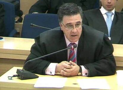 El letrado de la AVT Emilio Murcia, durante su intervención de ayer en el juicio del 11-M.