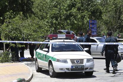 Cuerpos yacen en el suelo mientras la policía controla la escena en el mausoleo del Ayatollah Jomeini en Teherán.