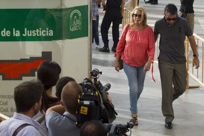 Llegada de la exesposa de Julián Muñoz, Maite Zaldívar a la Audiencia Provincial de Málaga para el juicio sobre blanqueo de capitales en el que también se juzga a Julián Muñoz, a la cantante Isabel Pantoja y a ella misma.