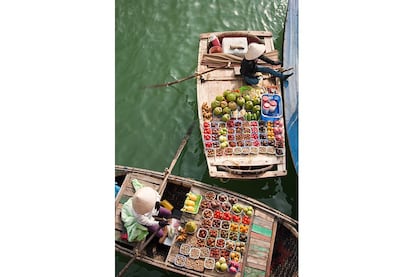 Barcas que venden fruta en la bahía de Halogn, en Vietnam.