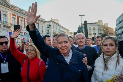 Edmundo González saluda a simpatizantes en una protesta contra el Gobierno de Venezuela en Madrid, el pasado 28 de septiembre.