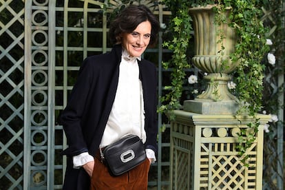 El bolso se cruza por debajo del abrigo

Así lo hizo Inès de la Fressange en el desfile de Chanel. Y si lo lleva así una de las mejores representantes del allure francés, no hay más preguntas.