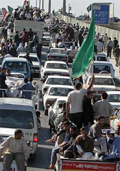 Una multitud marcha el jueves desde Bagdad a Faluya.