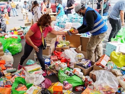 Voluntarios trabajan en el centro de acopio de la UNAM, el 26 de octubre en Ciudad de México.