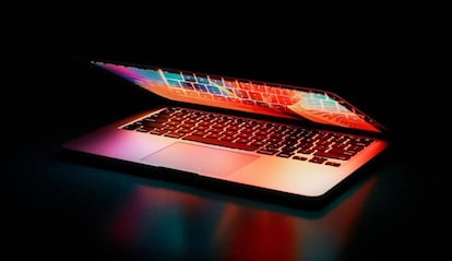 MacBook de Apple con luz